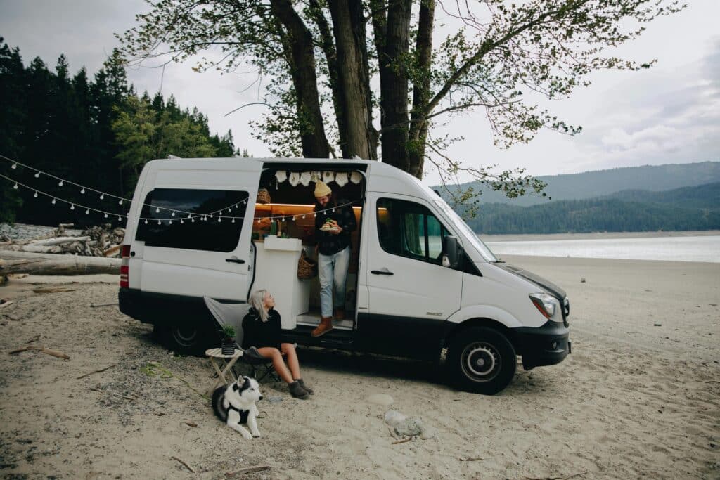 Perro con familia viajando en caravana